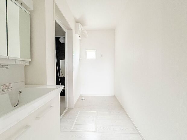 3号棟【脱衣所】洗面所は小さなプライベートスペース。歯磨き、洗顔と毎日施す個人空間。