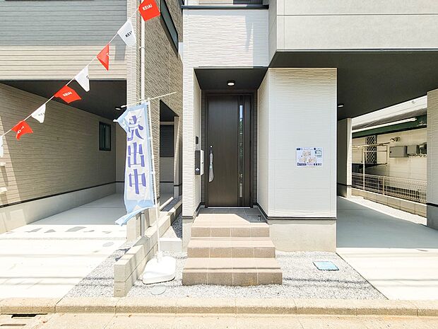 3号棟【玄関】玄関へ向かうまでのアプローチに漂う上質が期待感をもたせます。玄関は建物の顔。落着きを醸し出した自己主張が心に訴えてきます。