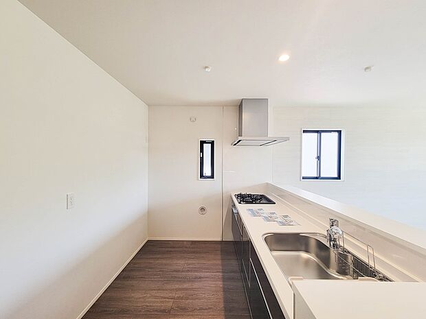 3号棟【キッチン】ナチュラルな自然光の中での調理。お洒落な食器類を余裕で収納できるスペース。動きやすい女性目線のキッチン動線。これからはお料理をつくる時間が劇的に変わります。