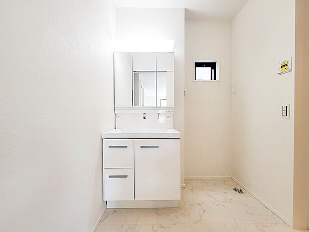 3号棟【洗面台】 十分な大きさの洗面台は、身だしなみチェックや歯磨きなど、朝の慌ただしい時間でもホテルライクなスペースで余裕とゆとりを感じて頂けます。