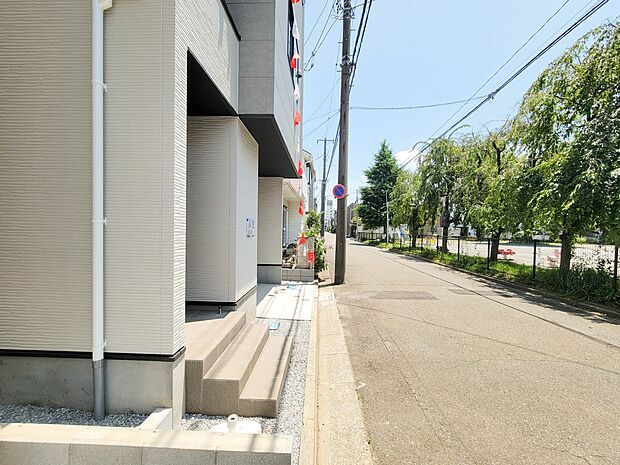 3号棟【前面道路】車の通行が少ないので、静かな住環境を維持することができます。