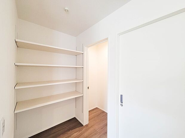 3号棟【パントリー(食料庫)】 常温保存できるパン、お米、調味料、缶詰など、日常的に使うものや未開封の食品の収納にぴったり。棚にものを並べて収納すれば、何が足りないのかひと目で確認できます…