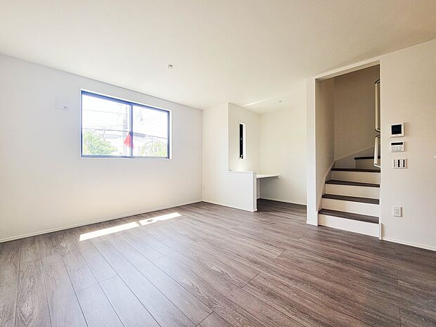 3号棟【ダイニングキッチン】会話でホッとコミュニケーションできるリビング。料理でホッとハピネスになるキッチンなど。人をホッとさせる最新設備・仕様を採用しています。