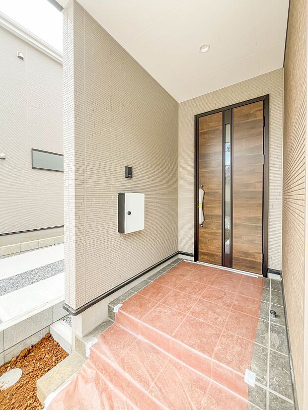 【玄関】玄関はおうちの顔と言われます。玄関アプローチは、外観デザインの印象を左右します。ご家族の個性を出しながら、素敵な玄関でお客様をお迎えしてください。