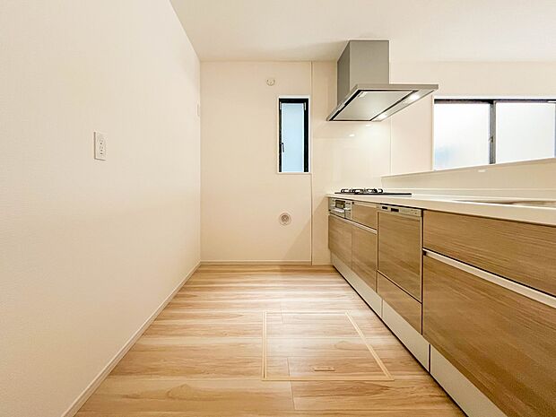 【キッチン】ナチュラルな自然光の中での調理。会話が弾む対面型キッチン。お洒落な食器類を余裕で収納できるスペース。動きやすい女性目線のキッチン動線。これからはお料理をつくる時間が劇的に変わりま…