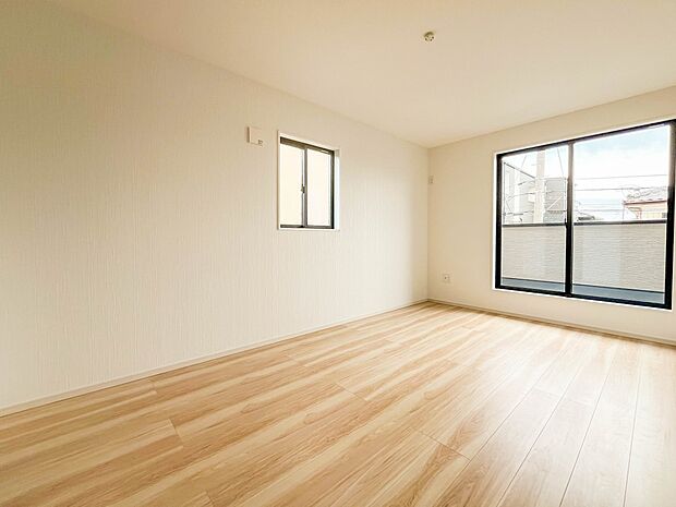 【寝室7.5帖】柔らかな陽光とフローリングの色味が調和した快適な空間。