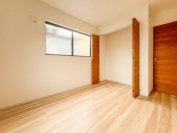【子供部屋5.2帖】お子様のお部屋にぴったりなクロークを備えたフローリング仕様の洋室です。
