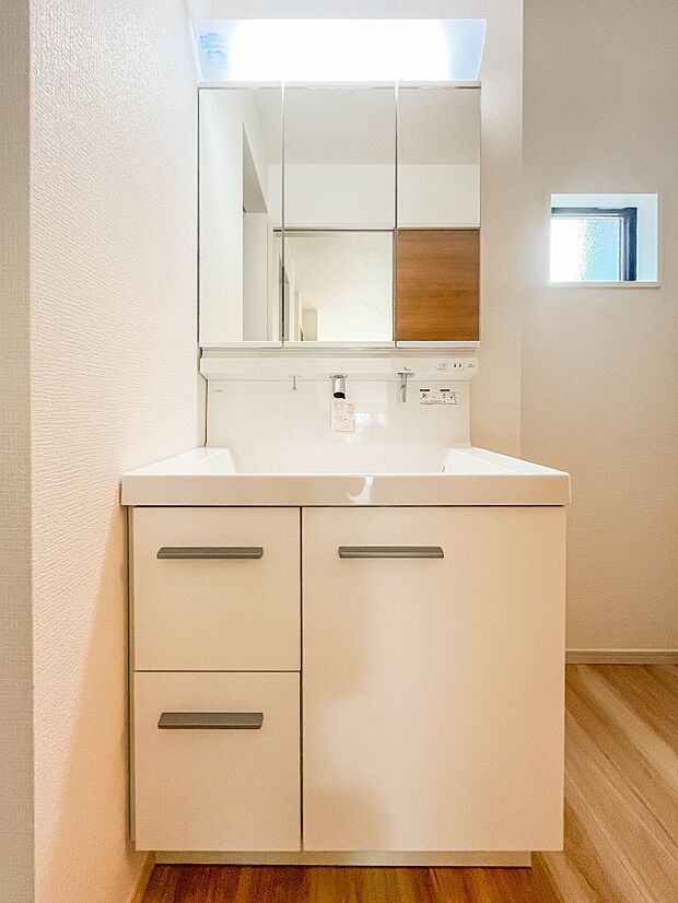 【洗面台】 十分な大きさの洗面台は、身だしなみチェックや歯磨きなど、朝の慌ただしい時間でもホテルライクなスペースで余裕とゆとりを感じて頂けます。