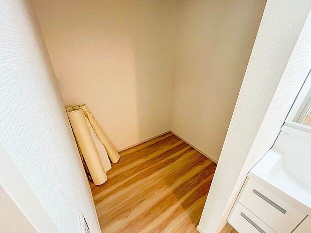 【リネン庫】まるで秘密基地のようなリネン庫が水回りに完備されています。