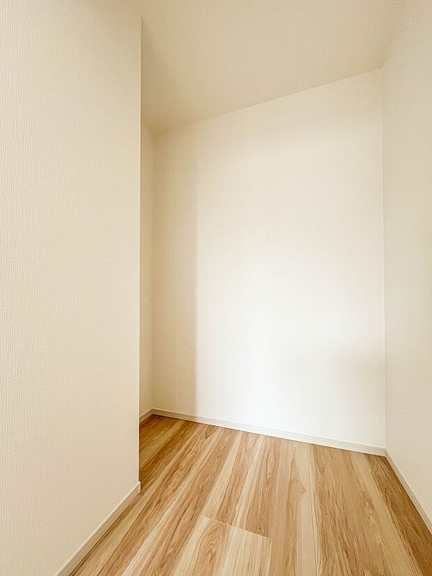 【WIC(ウォークインクローゼット)】 たくさんの洋服をかけてもシワになりにくいウォークインクローゼット。洋服以外にも、普段使わない家電やスーツケース、ストック品など何でも片付く嬉しい空間…