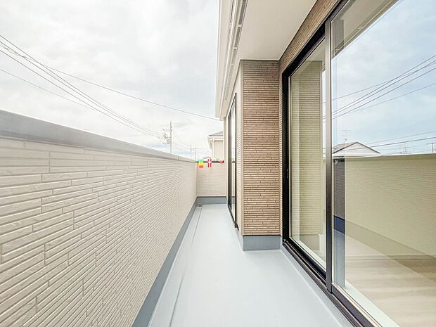 【バルコニー】 バルコニーから差し込む陽光・通風は、住環境・快適性と共に有り続ける貴重な「財産」です。