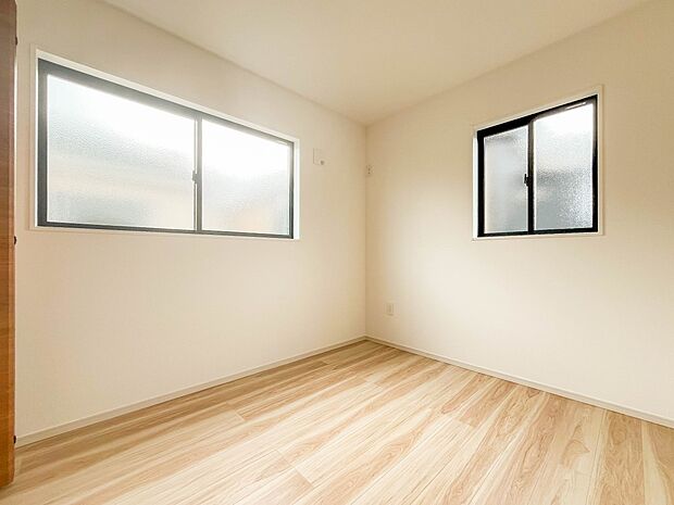 【居室4.8帖】独立性を高めたお部屋。たっぷりの収納も配備しており、片付いた空間を実現出来そう。陽光も降り注ぐ明るく開放的な空間が魅力的。