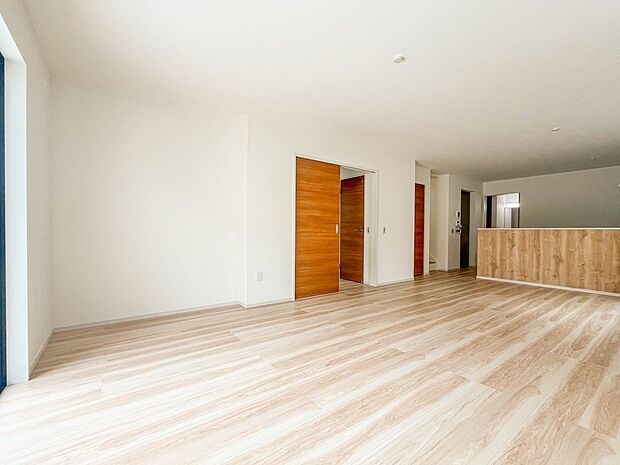 【LDK18.6帖】爽やかな日差しが差し込む明るいリビングです。