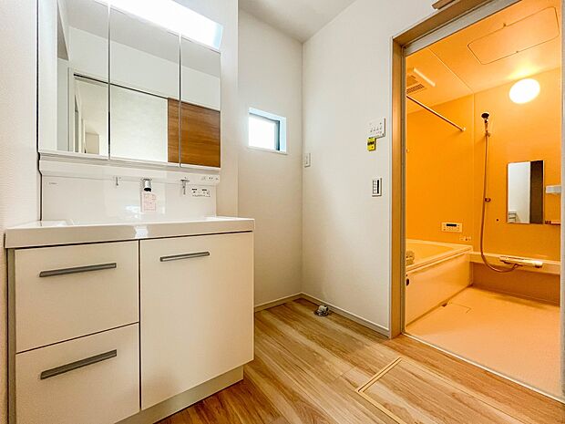 【脱衣所】洗面所は小さなプライベートスペース。歯磨き、洗顔と毎日施す個人空間。