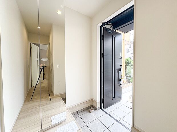 1号棟【玄関】上質感漂うアプローチ。居住者の帰り、訪れる方を優しく迎える。