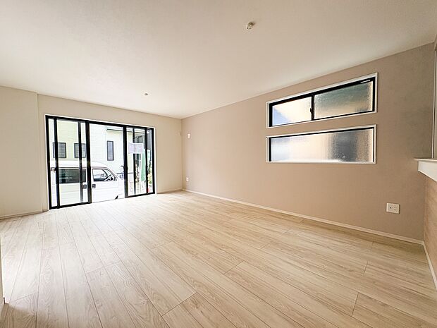 1号棟【LDK】うららかな陽射しがどのお部屋にも降り注ぎますように、快適さを追求した間取設計。得難い立地環境での生活を恵みの豊かな永住の地へと変えてくれます。