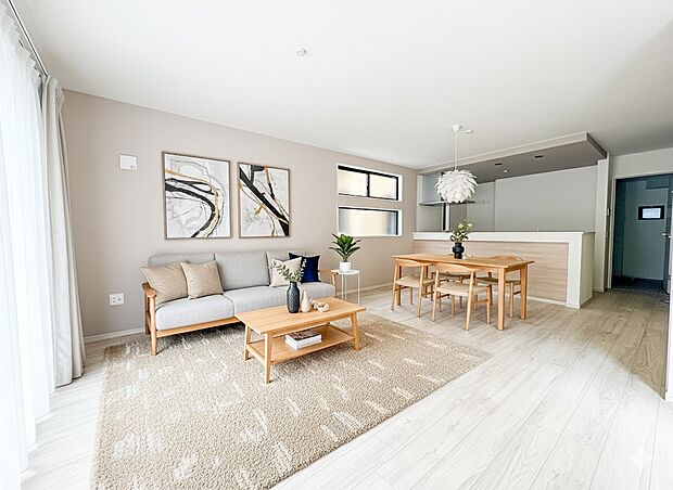 1号棟【LDK23.2帖】インテリアショップで見掛けた「あの家具」も置ける、ゆったりとした空間。時に広さが上質な寛ぎの時間になる事も。CGにて家具を配置しています。