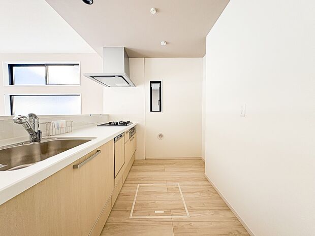 1号棟【キッチン】ナチュラルな自然光の中での調理。会話が弾む対面型キッチン。お洒落な食器類を余裕で収納できるスペース。動きやすい女性目線のキッチン動線。これからはお料理をつくる時間が劇的に変…