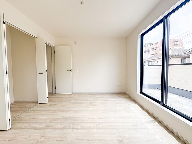 1号棟【洋室】充実した生活は伸びやかな居室空間から始まります。快適に・伸びやかに。心の潤いを求める方々へ。