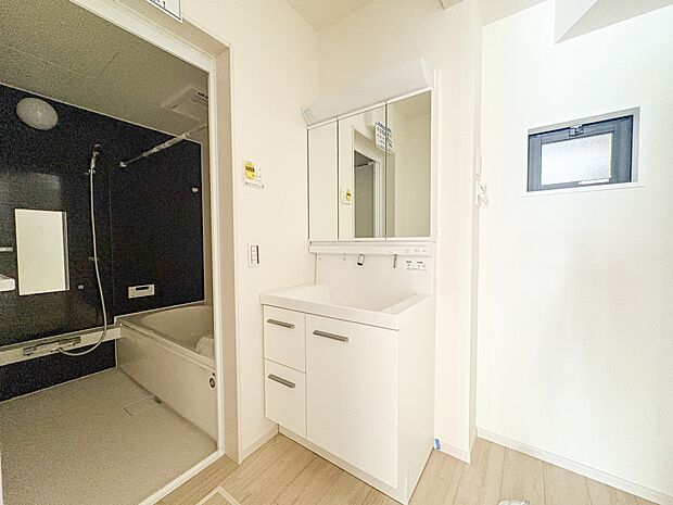 1号棟【洗面台】大きく見やすい三面鏡で清潔感ある洗面台は、身だしなみチェックや肌のお手入れに最適です。何かと物が増える場所だからこそ、スッキリと見映えの良い空間に拵えました。