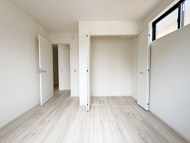 1号棟【収納】壁面クローゼットのメリットは、衣類が横一列に並ぶためひと目で洋服が選びやすいこと。衣類をたくさんお持ちの方も、限られたスペース内に無理なく収納することができます。