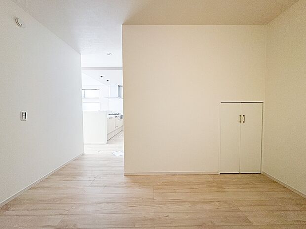 1号棟【WIC】各所に配置された収納スペースは、洋服や小物はもちろんのこと、掃除機や日用予備品・お子様のおもちゃなど様々な物を収納して頂ける便利なスペースです。