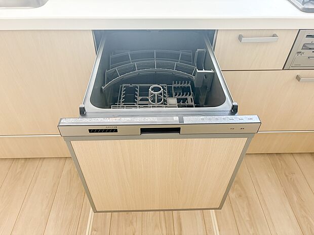 【ビルトイン食器洗浄乾燥機】食器洗いのわずらわしさから開放してくれる嬉しい設備。後片付けの手間を減らし奥様の時間を有効活用できます。お湯と洗剤を使う機会が少なくなるため、手荒れ防止にも。