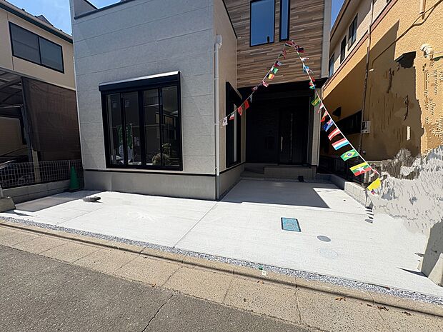 1号棟【駐車場】毎日の生活にマイカーが必須という方は、購入を検討する際、駐車場があることは大事な条件です。毎日の通勤や家族の送迎、買い物やお出かけなどクルマのある暮らしを満喫したい方は要チェ…