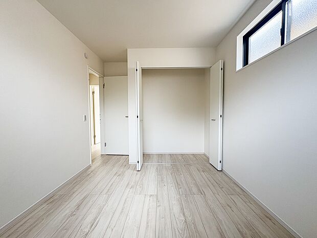 1号棟【洋室】柔らかな陽光とフローリングの色味が調和した快適な空間。