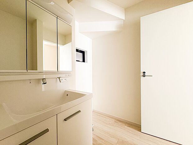 【脱衣所】洗面所は小さなプライベートスペース。歯磨き、洗顔と毎日施す個人空間。