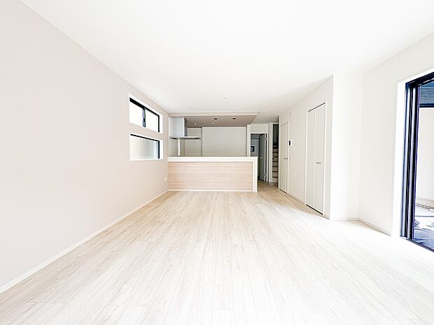 1号棟【LDK】ホームパーティーでもゲストと一緒に料理を楽しみながら楽しい時間を過ごせそう。