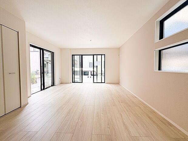 1号棟【LDK】インテリアショップで見掛けた「あの家具」も置ける、ゆったりとした空間。時に広さが上質な寛ぎの時間になる事も。