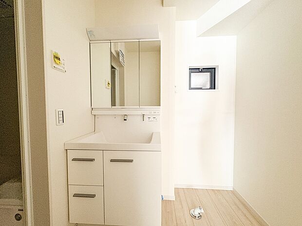 【ランドリースペース】毎日使う洗濯機。しっかりと奥行きのある置き場が確保されています。