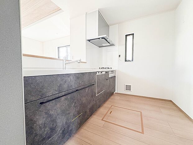 A号棟【キッチン】ナチュラルな自然光の中での調理。お洒落な食器類を余裕で収納できるスペース。動きやすい女性目線のキッチン動線。これからはお料理をつくる時間が劇的に変わります。