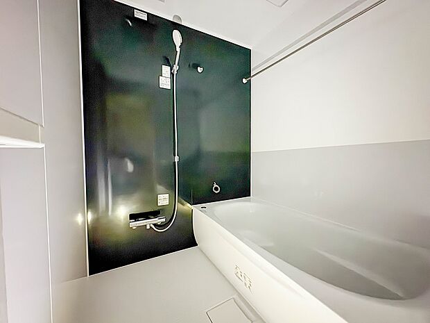 A号棟【浴室】 きっとあなたのバスタイムも単なる習慣から特別な時間に変わるはず。一日の汚れとともに疲れを洗い流し、眠りに就く前の大事なリラックスタイムを演出