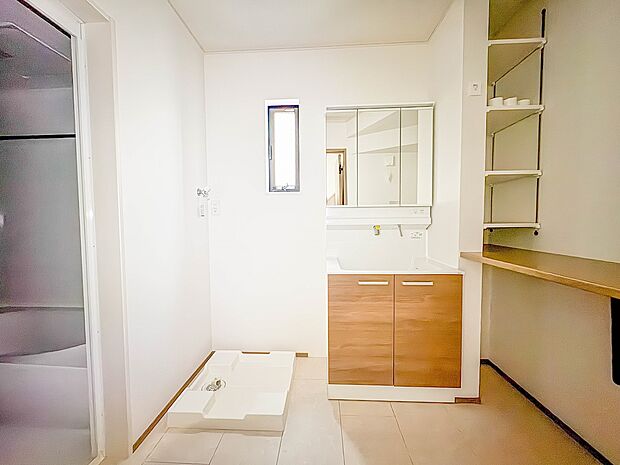 A号棟【三面鏡洗面化粧台】 ミラーを手前に引けば、楽な姿勢で髭剃りやメイクができます。合わせ鏡にすればヘアスタイルのチェックもラクラク。洗面化粧台のミラー裏にはたっぷり入る収納スペースを設…