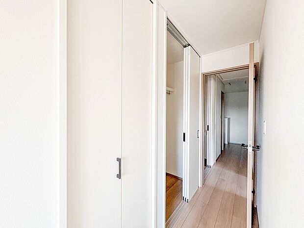 A号棟【収納】壁面クローゼットのメリットは、衣類が横一列に並ぶためひと目で洋服が選びやすいこと。衣類をたくさんお持ちの方も、限られたスペース内に無理なく収納することができます。