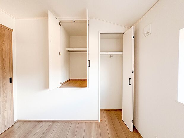 A号棟【CL(クローゼット)】 壁面クローゼットのメリットは、衣類が横一列に並ぶためひと目で洋服が選びやすいこと。衣類をたくさんお持ちの方も、限られたスペース内に無理なく収納することができ…