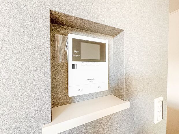 【TVモニター付インターホン】 来訪者の様子を室内TVモニターでチェック。対応したくないセールスを断りやすく、子どもに留守番をさせるときも安心。不在時の来訪者を録画でき、犯罪抑止効果も期待…