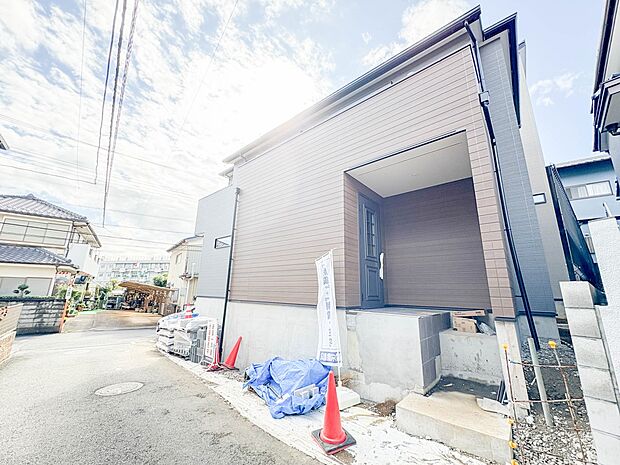 【前面道路4m】家の前をまっすぐの通りが走っている。クルマは少なく、人々は毎朝、ウォーキング、ジョギング、犬の散歩など、フリーな朝時間を過ごしている。