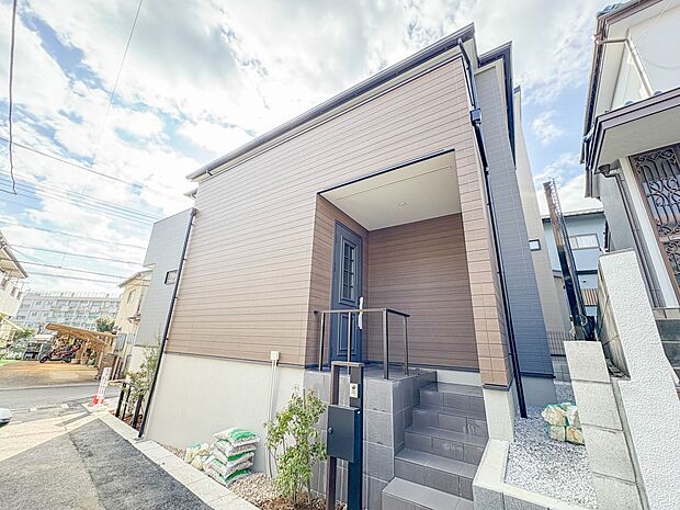 【前面道路4ｍ】家の前をまっすぐの通りが走っている。クルマは少なく、人々は毎朝、ウォーキング、ジョギング、犬の散歩など、フリーな朝時間を過ごしている。