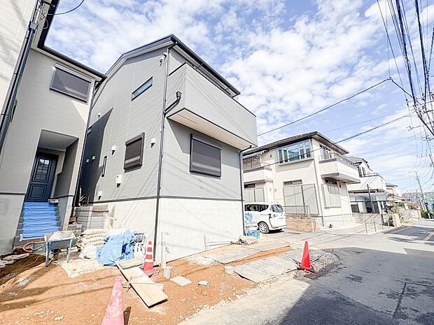 【駐車場】毎日の生活にマイカーが必須という方は、購入を検討する際、駐車場があることは大事な条件です。毎日の通勤や家族の送迎、買い物やお出かけなどクルマのある暮らしを満喫したい方は要チェック。…