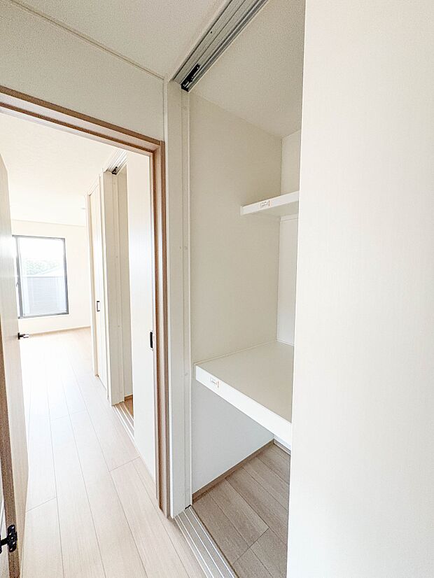 A号棟【廊下収納】各所に配置された収納スペースは、洋服や小物はもちろんのこと、掃除機や日用予備品・お子様のおもちゃなど様々な物を収納して頂ける便利なスペースです。