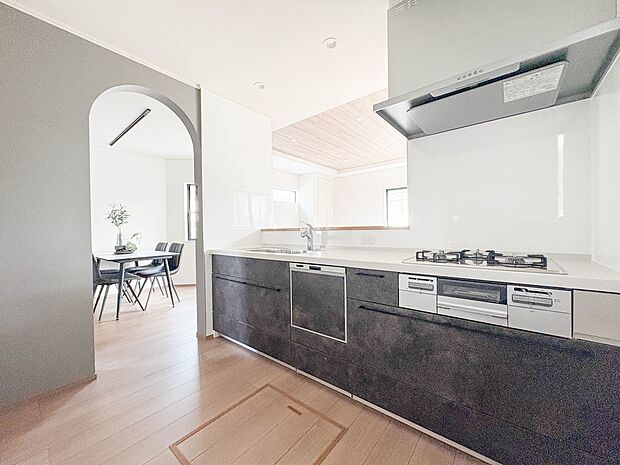 A号棟【ダイニングキッチン】ナチュラルな自然光の中での調理。お洒落な食器類を余裕で収納できるスペース。動きやすい女性目線のキッチン動線。これからはお料理をつくる時間が劇的に変わります。