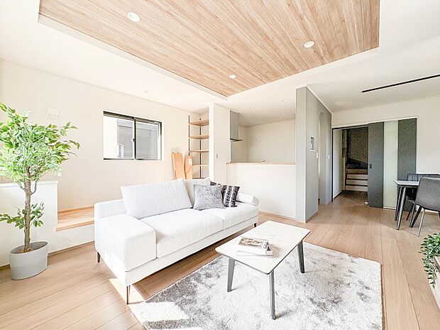 A号棟【LDK17.5帖】リビングにいるお子様と会話をしながら家事ができるカウンターキッチン。いま手があいているか、忙しそうなのか相手の様子を伺いながらコミュニケーションをとる訓練にもなりま…