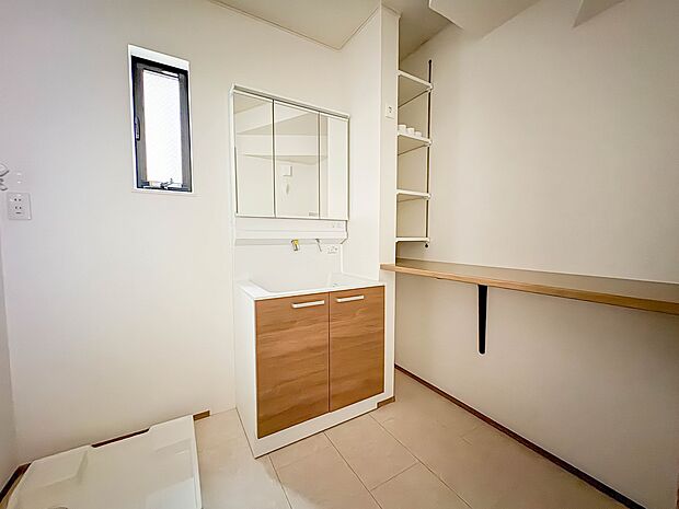 A号棟【脱衣所】洗面所は小さなプライベートスペース。歯磨き、洗顔と毎日施す個人空間。