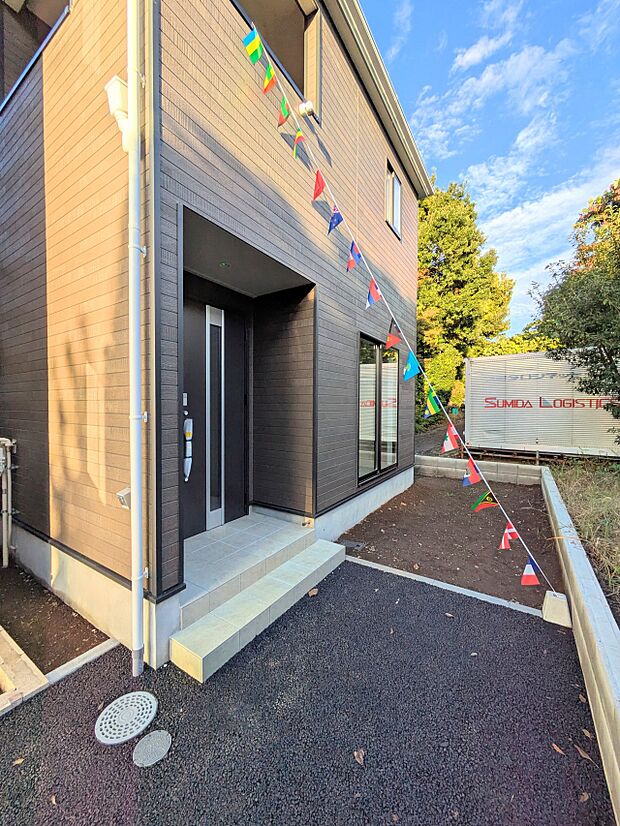 【玄関】こちらの物件が少しでも気になるようでしたら、お気軽にお問合せください。人生でいちばん大きなお買い物ですので、ゆっくりご見学ください。ネット上の画像と実際の見学では、リアル感がまるで違…