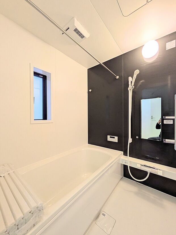 【浴室】足を伸ばして入ることのできる1坪タイプのユニットバス