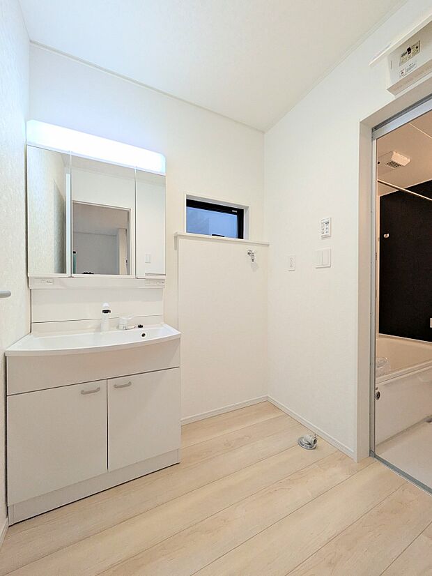 【洗面所】大きく見やすい三面鏡で清潔感ある洗面台は、身だしなみチェックや肌のお手入れに最適です。何かと物が増える場所だからこそ、スッキリと見映えの良い空間に拵えました。