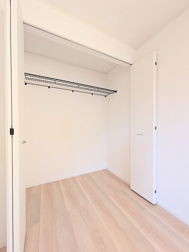 【収納】各所に配置された収納スペースは、洋服や小物はもちろんのこと、掃除機や日用予備品・お子様のおもちゃなど様々な物を収納して頂ける便利なスペースです。